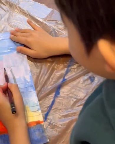 絵を描く6歳の男の子