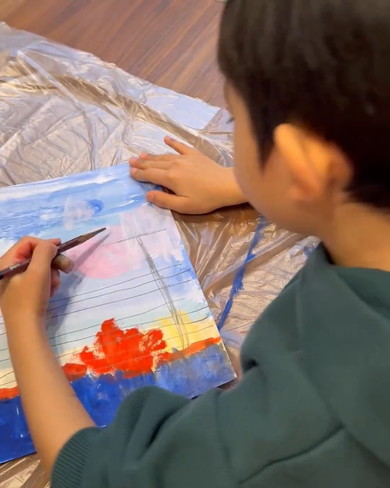 絵を描く6歳の男の子