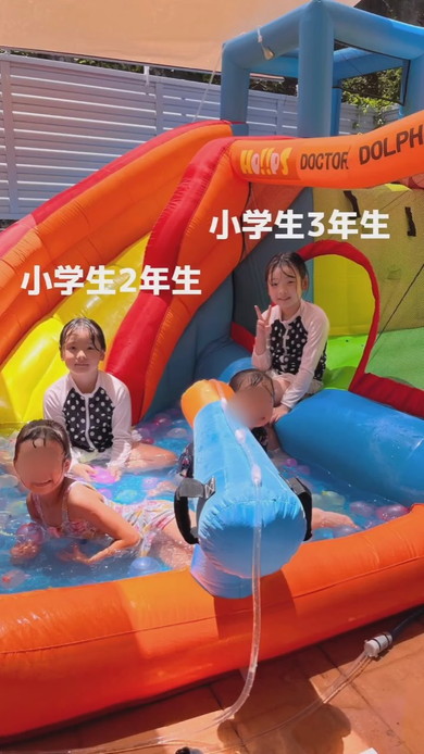 プールで遊ぶ笑顔の子どもたち