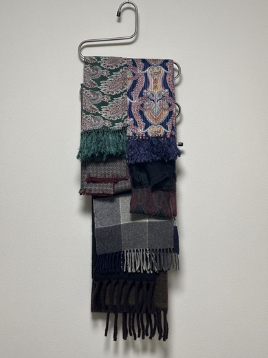 ダイソーのステンレスズボンハンガーがマフラーやストールの保管にぴったり