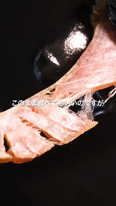 キハダマグロの塩漬けを手で割く様子