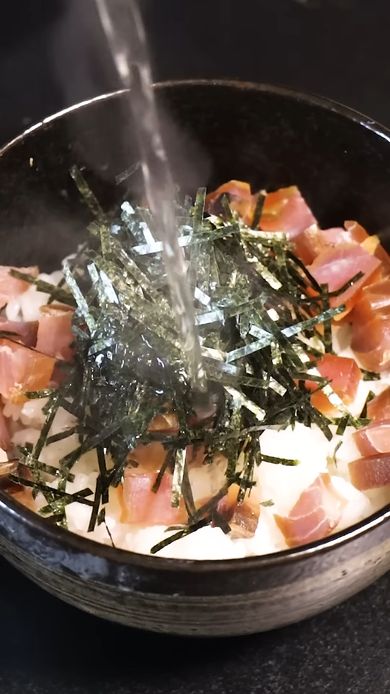 カットしたキハダマグロの塩漬けを使ったマグロ茶漬け