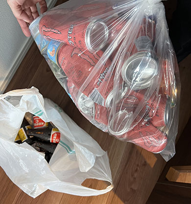 大量のモンスターエナジーとオロナミンC