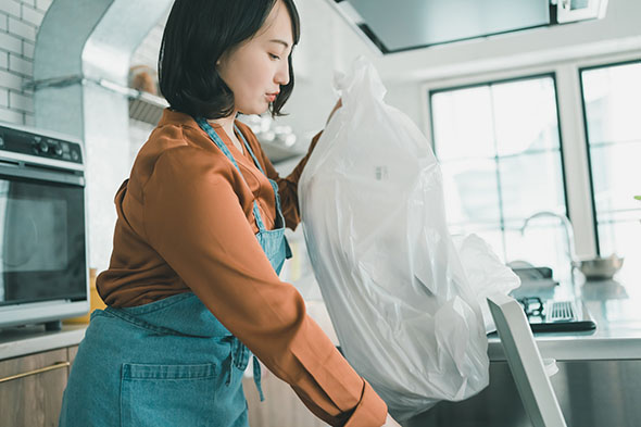 ゴミを捨てる人