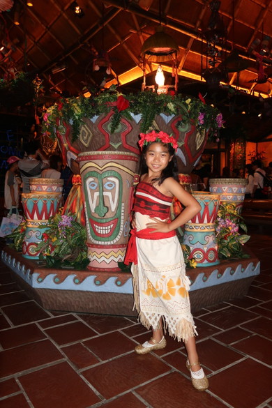 モアナの仮装をする少女