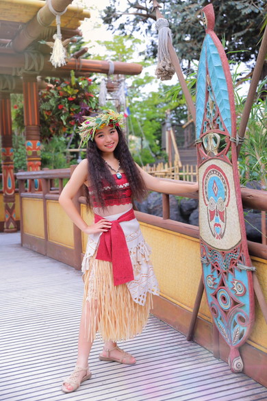 モアナの仮装をする女性