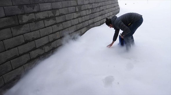 実験：雪に液体窒素をかけたら？