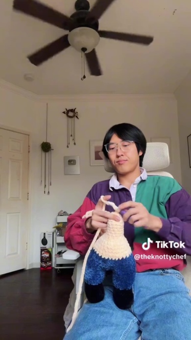 青とベージュの毛糸を編んでいく