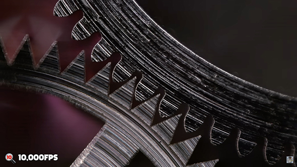 時計の内部をスローモーション撮影してみたら……