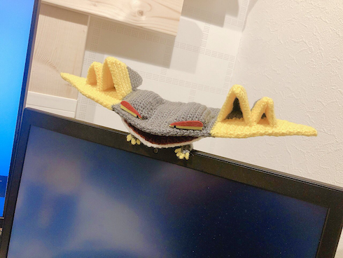 モニター上に設置したあみぐるみ