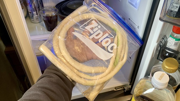 フリーザーバッグの中で丸めく塩づけにされる守口大根