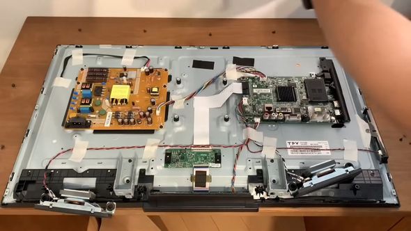 ハードオフ】ジャンク品テレビ2台を組み合わせたら… “意外過ぎる