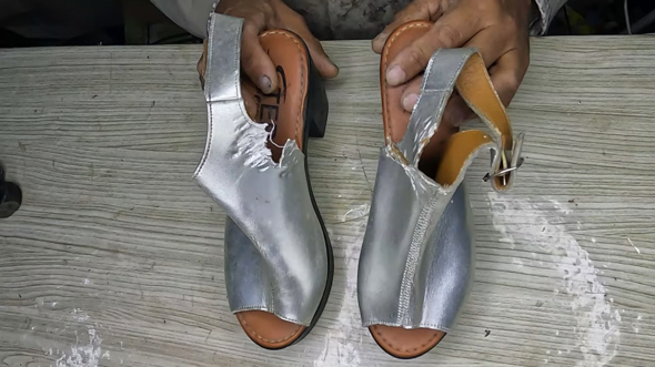 新品のように生まれ変わるサンダル