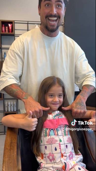 髪を短くカットする女の子