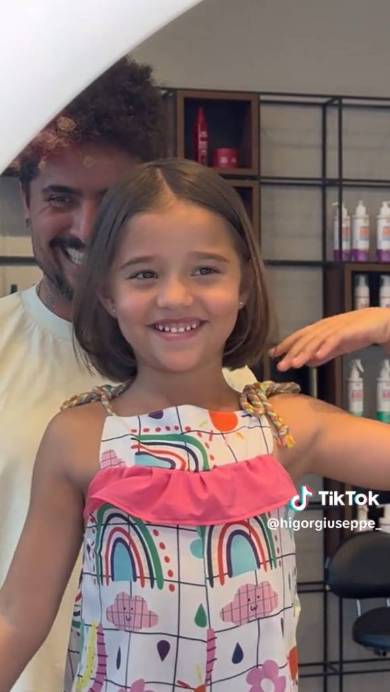 髪を短くカットする女の子