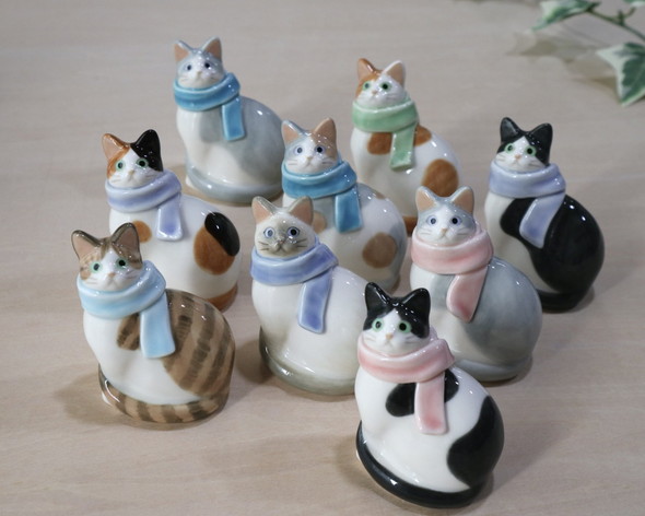 マフラーを巻いた猫の置物