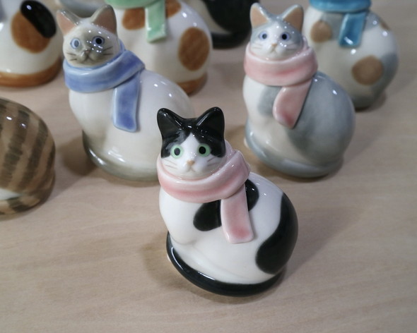 マフラーを巻いた猫の置物