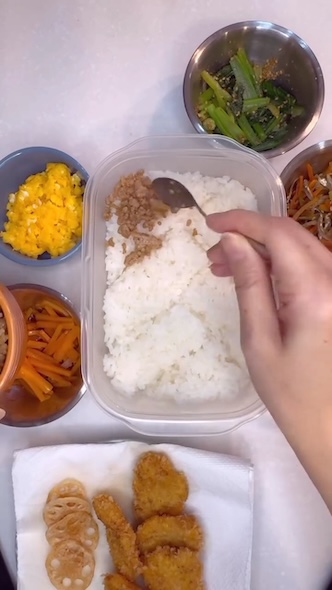 肉そぼろをスプーンで乗せる