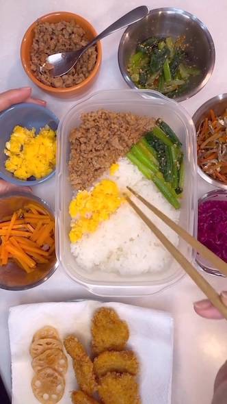 炒り卵を乗せる