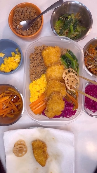 揚げ物とレンコンチップを乗せる