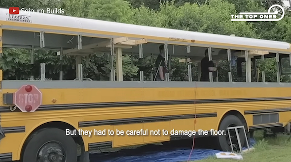 車体の上半分をリフトアップ