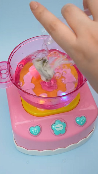 カラーインクを混ぜてから鍋に入れる