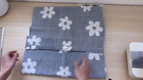2回縫うだけ、ダイソーのひざかけがクッションカバーに
