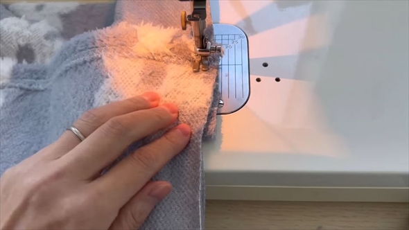 2回縫うだけ、ダイソーのひざかけがクッションカバーに