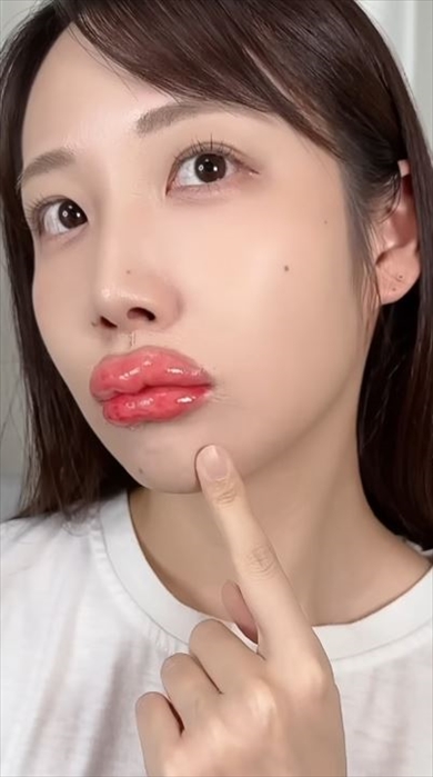 くちびるぷるんぷるんグッズをお試し