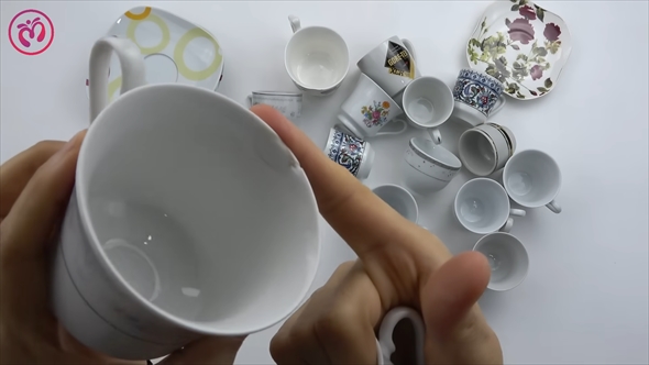 壊れたカップや皿を再利用したガーデンオーナメント