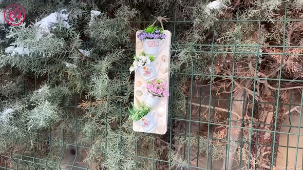 壊れたカップや皿を再利用したガーデンオーナメント