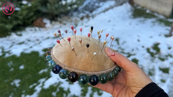 壊れたカップや皿を再利用したガーデンオーナメント