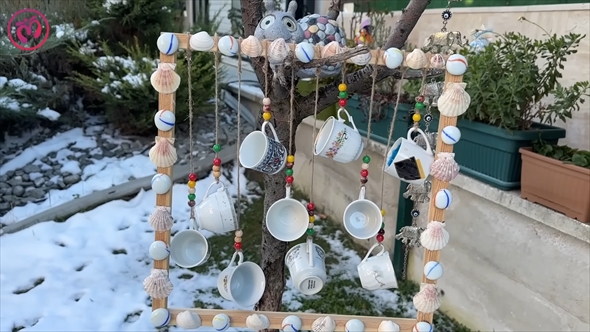 壊れたカップや皿を再利用したガーデンオーナメント