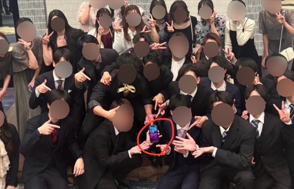 同窓会を欠席した浪人生に同級生たちがサプライズ