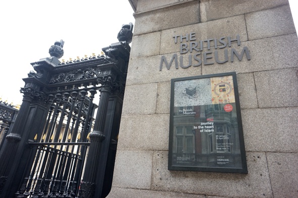 大英博物館の正面入口の写真