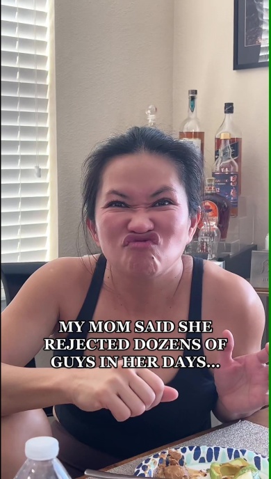 かわいい変顔を見せるお母さん