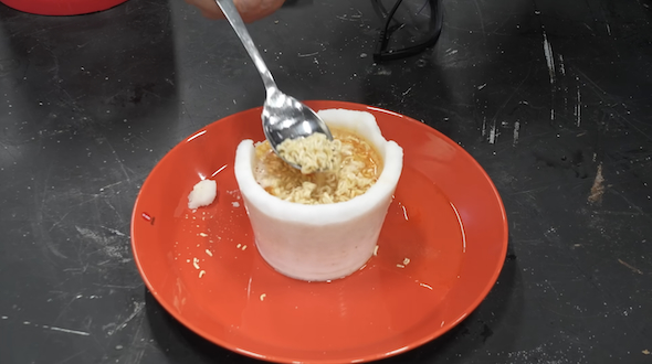 塩のカップからもれるお湯