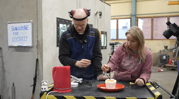 塩辛すぎるラーメンに顔をしかめる