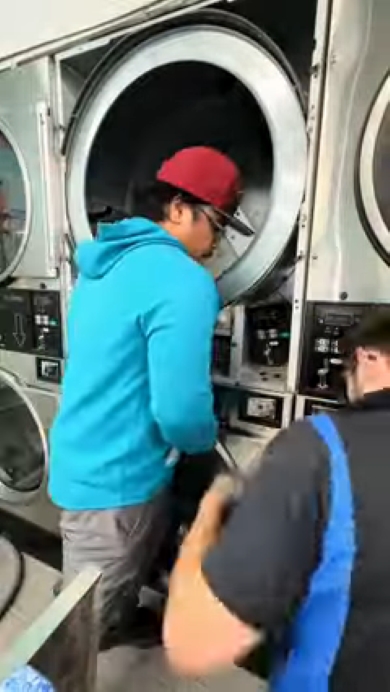 床を掃除する様子