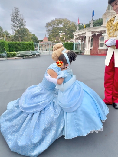 娘さんとシンデレラがハグ