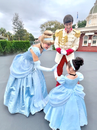 ハイタッチする2人