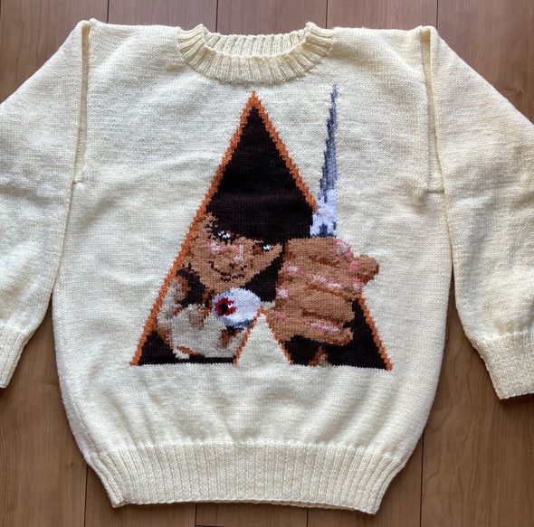 『時計仕掛けのオレンジ』モチーフの手編みのセーター