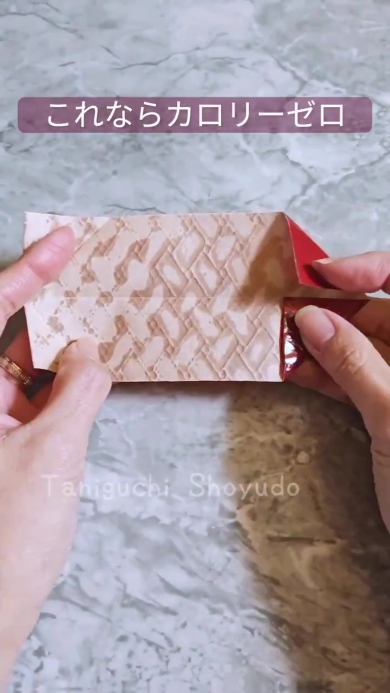 折り紙を折る画像