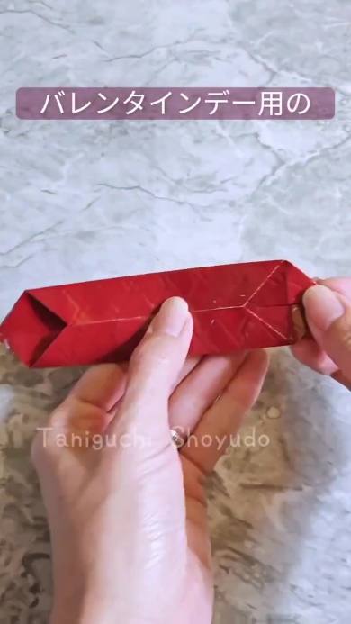 折り紙を折る画像