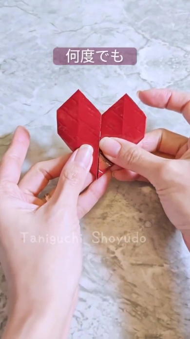 折り紙を折る画像