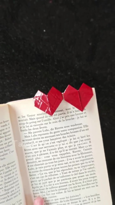 ブックマークを本に挟んだ画像