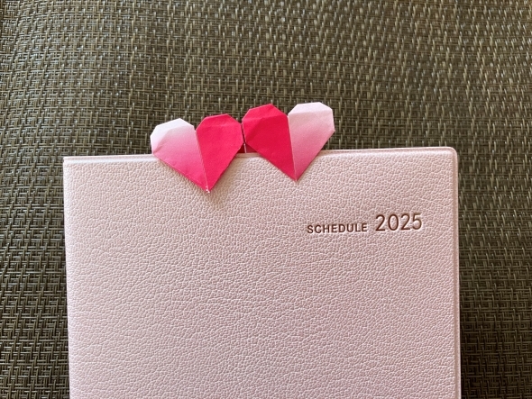 ブックマークを手帳に挟んだ画像