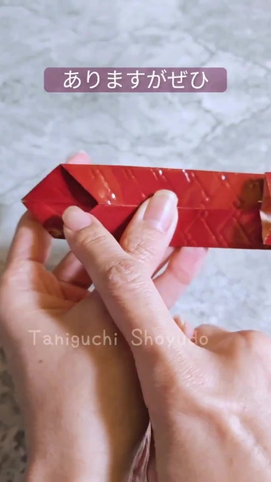 折り紙を折る画像