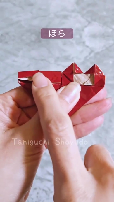 折り紙を折る画像
