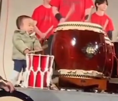 1歳5カ月 赤ちゃん 太鼓 稽古 舞台 和太鼓 子ども